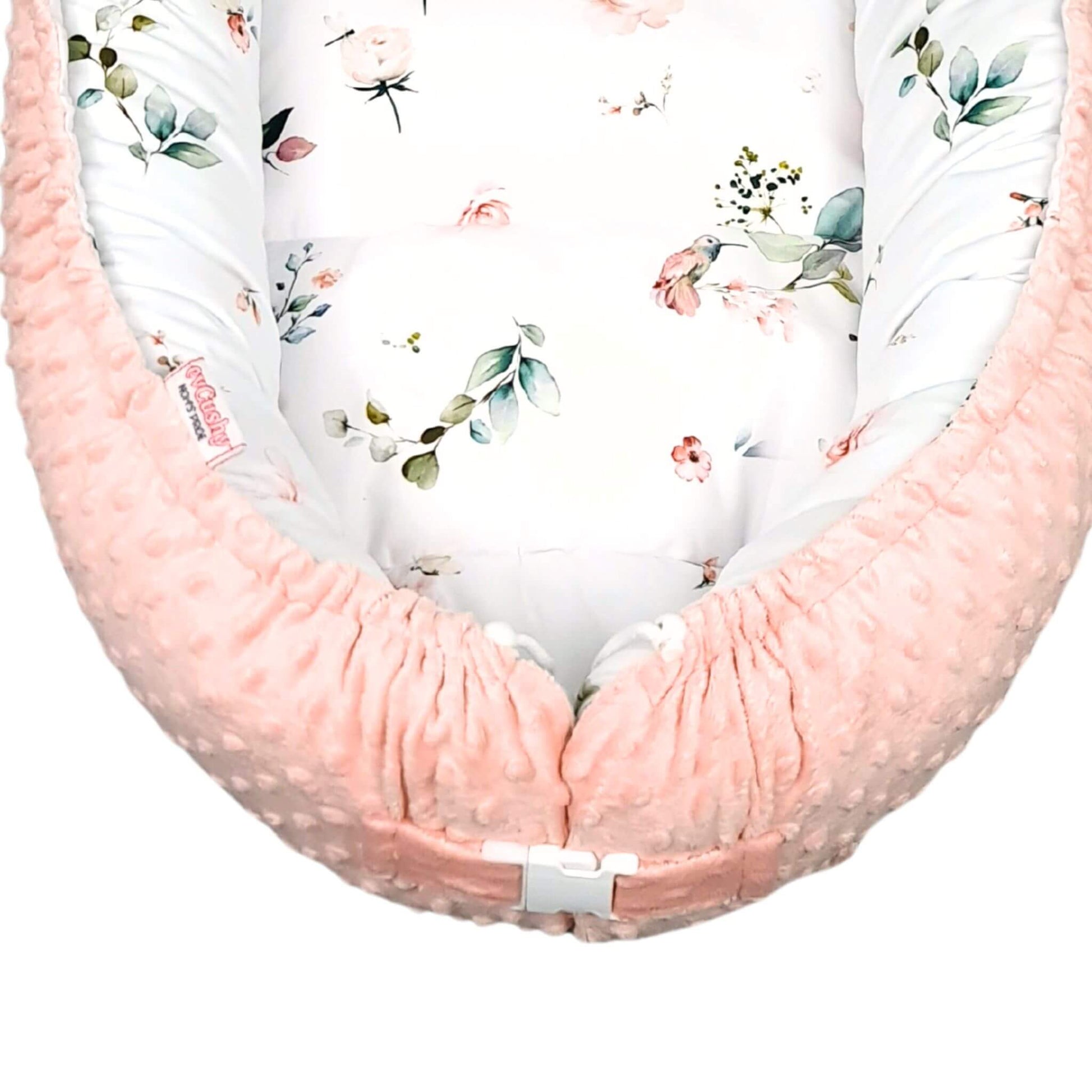 Detailed view of Evcushy XXL baby nest buckle and drawstring finish