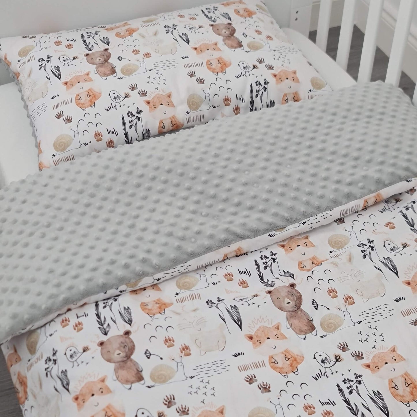 Children's bedding set with bear pattern on a crib