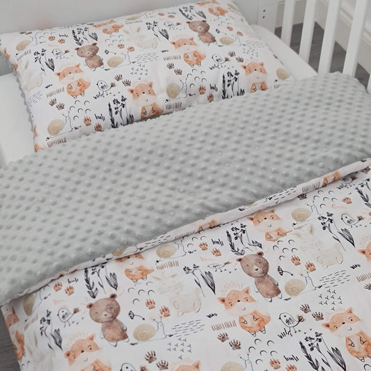 Children's bedding set with bear pattern on a crib